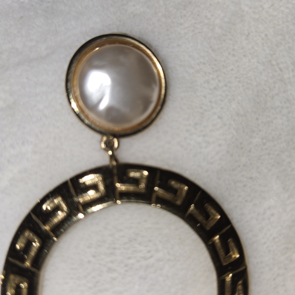 GIVENCHY Vintage Elegant Gold and Pearl Clip Earrings - Picture 4 of 7